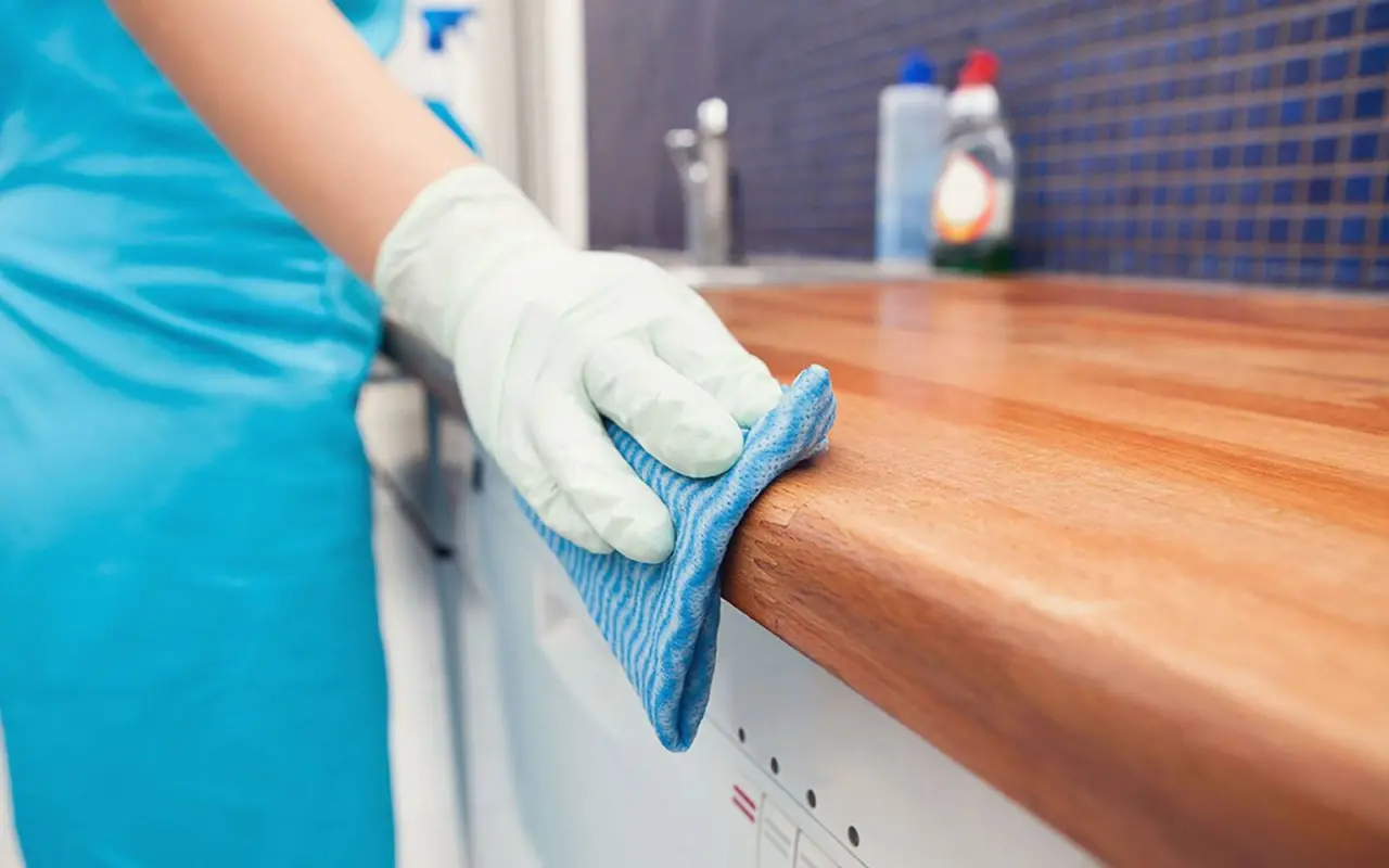 5 mẹo khắc phục những vết bẩn bám trên bàn gỗ đơn giản và hiệu quả