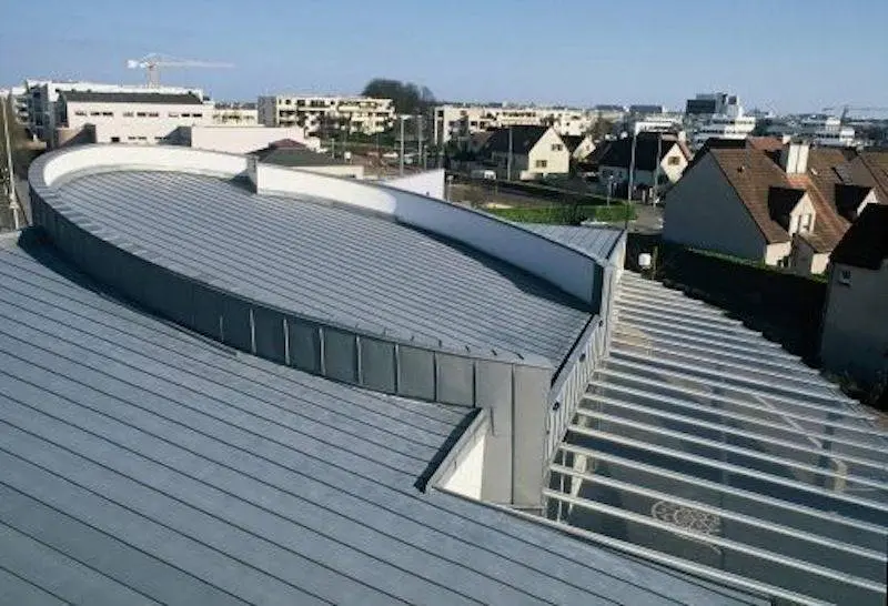 Tấm lợp Adeka VMZINC có độ bền cao và chống chịu tốt với thời tiết khắc nghiệt