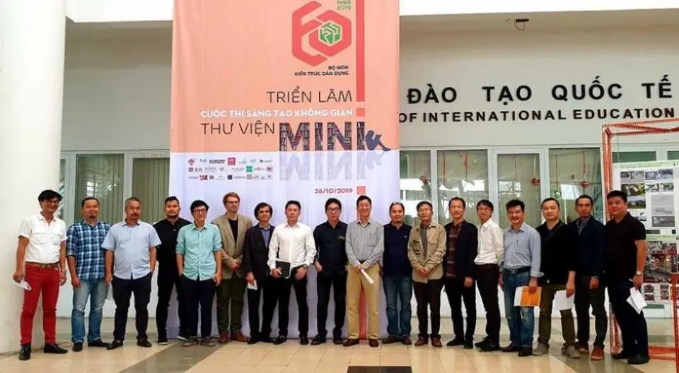Hội đồng giám khảo chụp ảnh cùng BTC