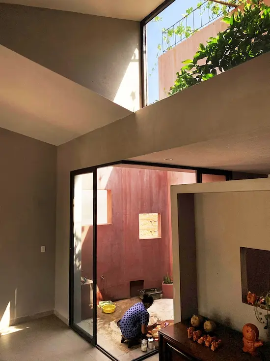 Vườn rau trên mái cũng là lớp cách nhiệt, giúp làm mát bên trong nhà. Nhờ thế, gia chủ không cần sử dụng điều hòa, ưu tiên lấy ánh sáng tự nhiên.