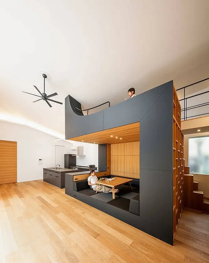 Thiết kế nhà bếp kiểu đơn giản và hiện đại giúp căn nhà trở nên rộng hơn đồng thời, còn có không gian vui chơi cho trẻ em độc đáo. Ảnh: Pinterest