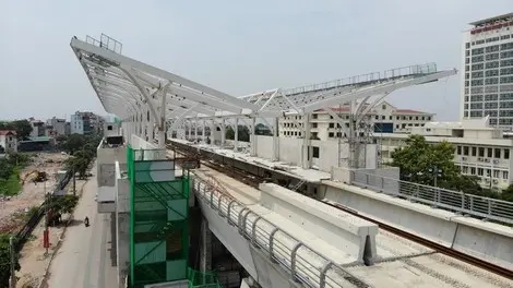 Đường sắt trên cao ì ạch trong nhịp sống hối hả của thủ đô. Ảnh: Thắng Nguyễn