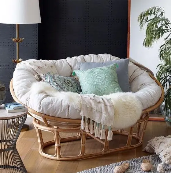 Với chất liệu bằng mây, chiếc sofa này còn đem lại cảm giác êm ái, nhẹ nhàng cho người sử dụng