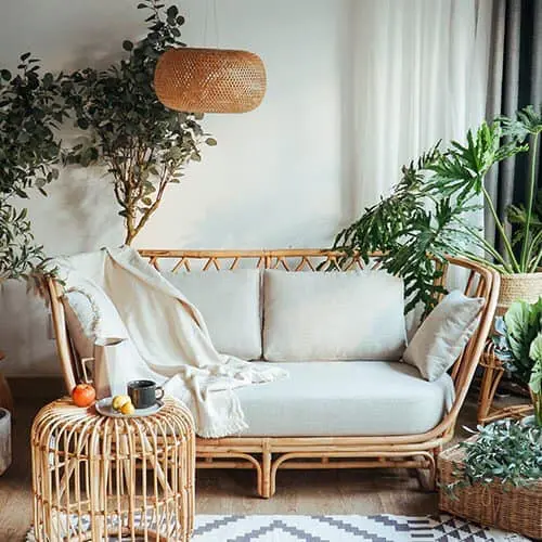 Đặt chiếc sofa mây nhà bạn bên cạnh cây xanh càng làm cho không gian phòng khách trở nên tươi mát, gần gũi với thiên nhiên hơn.