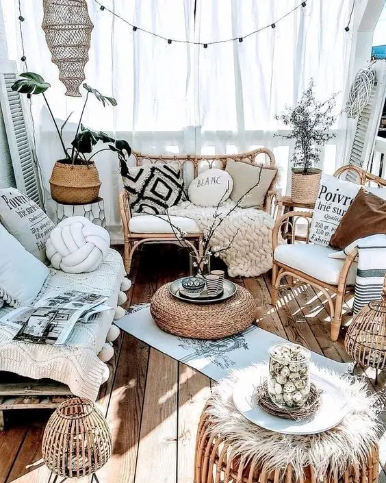 Ghế sofa thiết kế từ mây rất nhẹ có thể dễ dàng di chuyển tiện lợi cho việc dọn dẹp sắp xếp trang trí. Mỗi mùa có thể bài trí một phong cách khác nhau, mùa đông thì ấm áp...