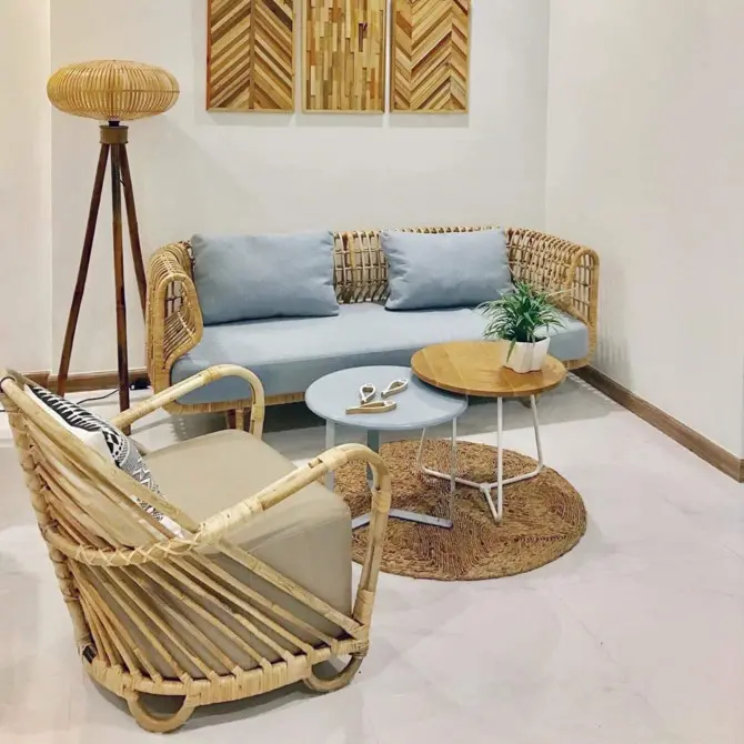 Với những ngôi nhà có diện tích nhỏ hẹp thì 1 bộ sofa mây cùng cách bố trí tối giản tập trung vào nhu cầu thiết yếu sẽ giúp không còn cảm giác gò bó hay tù túng.