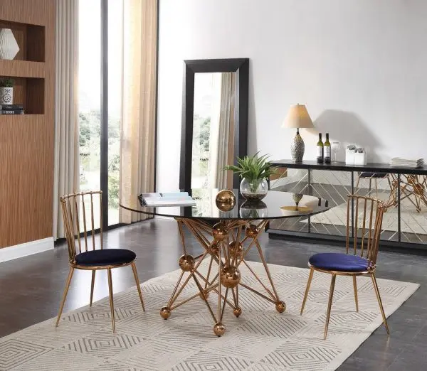 Chiếc bàn ăn là một tác phẩm nghệ thuật điêu khắc để bạn có thể sử dụng và thưởng thức mỗi ngày