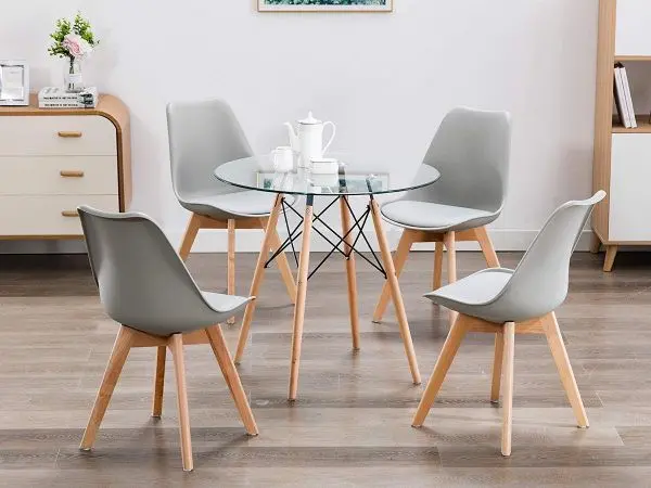 Chiếc bàn ăn nhỏ, có mặt làm bằng kính cho phép ánh sáng xuyên qua, tăng cảm giác rộng rãi cho căn phòng