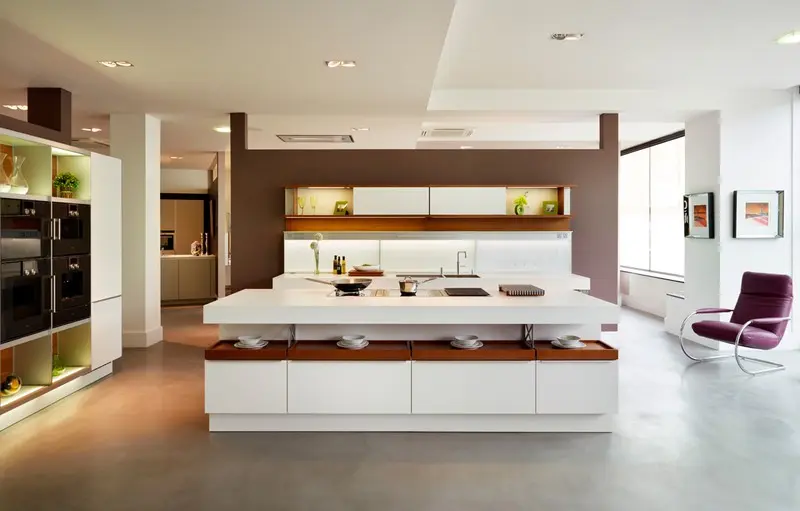 Tông màu nâu gỗ thêm nhiệt cho phần tủ kệ màu trắng