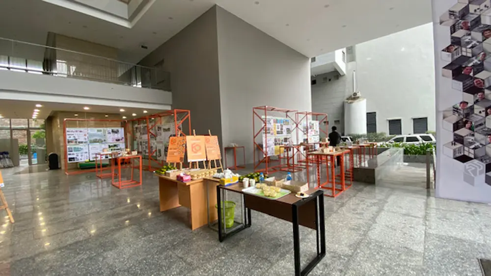 Không gian triển lãm tại sảnh nhà H3 trước giờ khai mạc lễ kỷ niệm