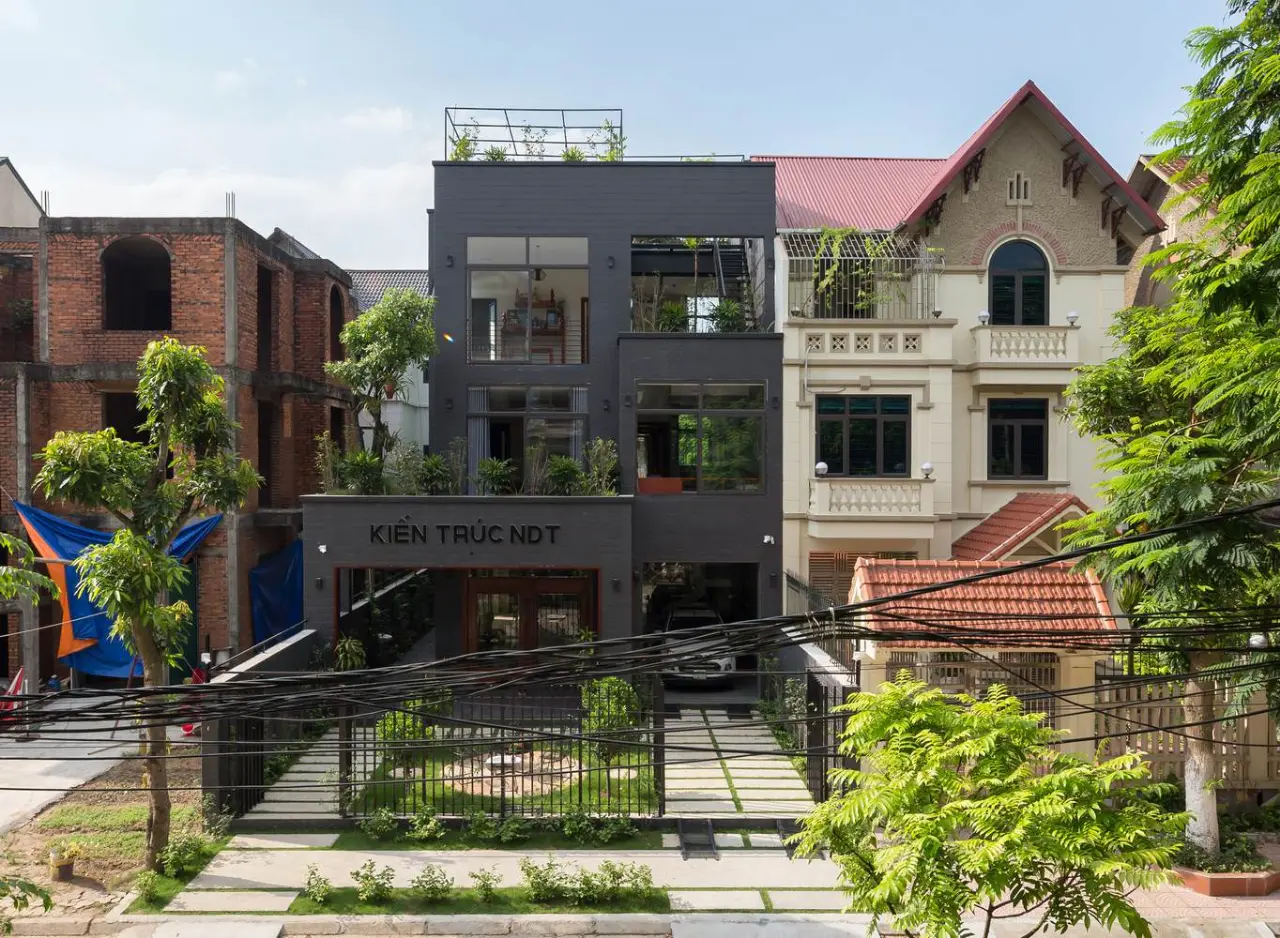 LTTD House có mặt tiền được phủ đá tự nhiên màu tối hài hoà với thiên nhiên