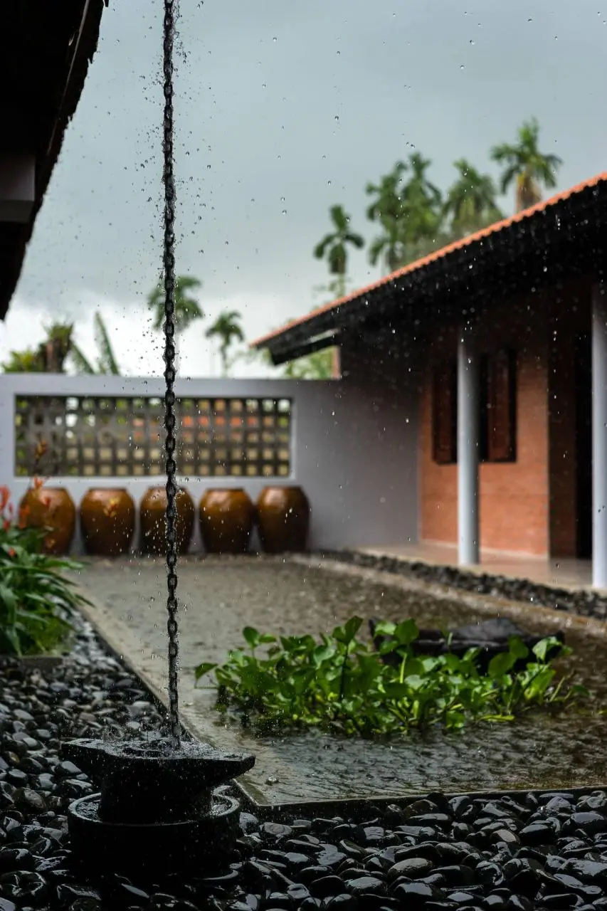 Khoảng hồ điểm xuyết những nét thôn quê như máng xối, chum nước, bèo, vừa tăng độ thoáng vừa tạo cảnh quan thư giãn, giải phóng tầm nhìn.