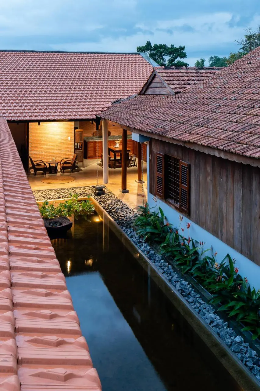 Sau một tuần làm việc, gia chủ tận hưởng những giây phút chơi đùa với con, đánh cờ cùng cha, tự làm đồ gỗ và chăm sóc cây cối ở “ốc đảo trong vườn” của mình.