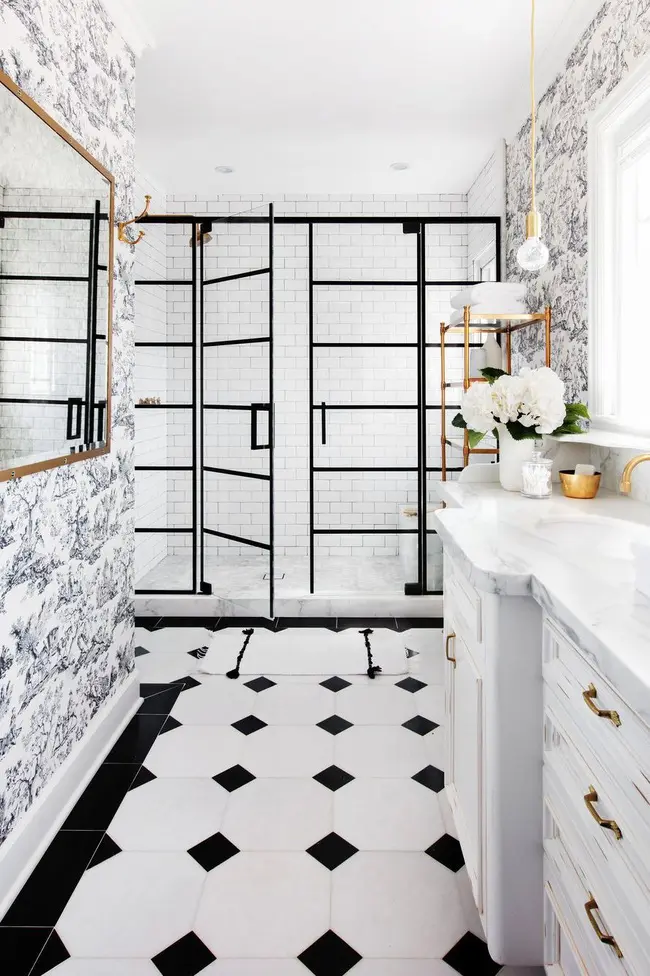 Trong không gian cổ điển này được thiết kế bởi Studio Lifestyle, nhà vệ sinh truyền thống tạo cảm giác huyền ảo trước vòi hoa sen nổi bật và hiện đại