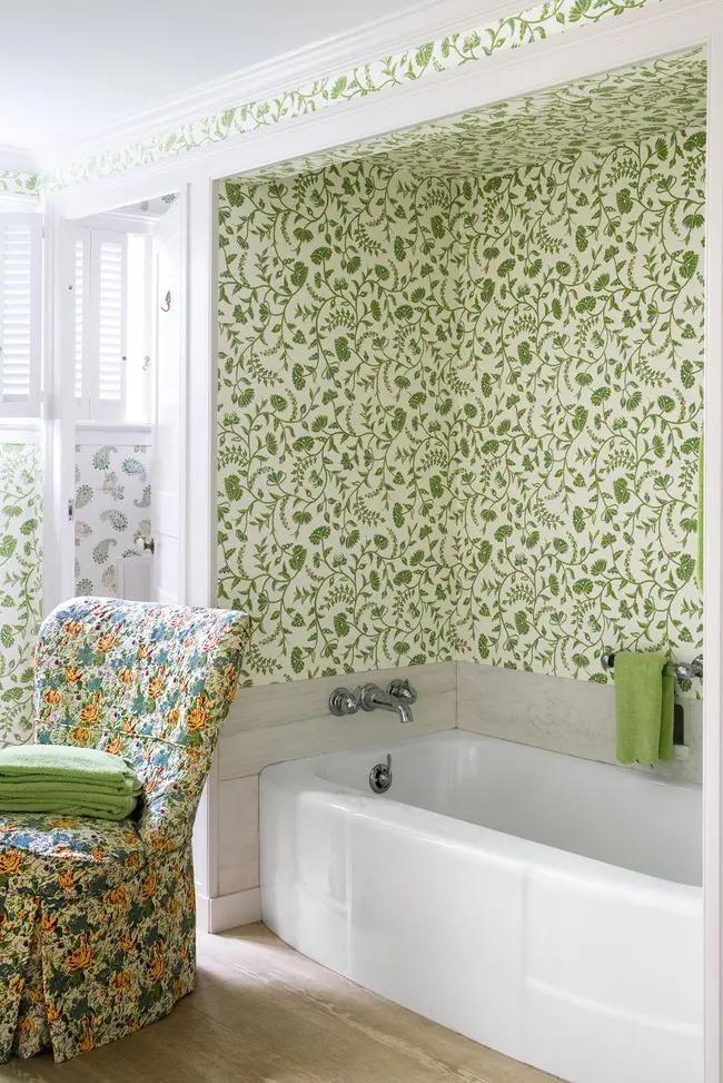 Phòng tắm được thiết kế bởi Kathryn M. Ireland. Cô làm tươi mới không gian bằng cách bọc những bức tường trong hình nền Greta của mình.