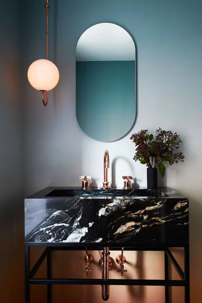 Được thiết kế bởi Space Explective Design, phòng tắm đem lại sự thiết lập tâm trạng trong từng đường nét về hình dạng, vật liệu và màu sắc. Thiết kế ombre của hình nền từ bộ sưu tập Aurora của Calico được lấy cảm hứng từ bầu trời hoàng hôn.