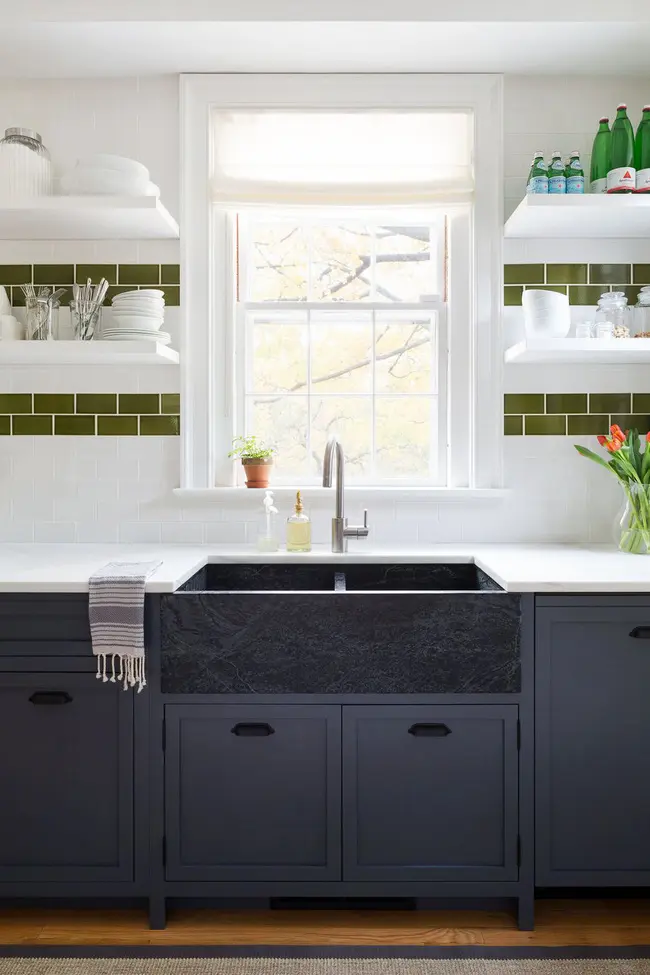 Gạch trang trí được sử dụng đầy tính sáng tạo. Tại đây, Chango & Co. đã tạo ra hai sọc màu xanh ô liu để thêm màu sắc và phá vỡ lớp phủ màu trắng. Chúng được đặt dưới các kệ lưu trữ màu trắng nên càng thêm bắt mắt.