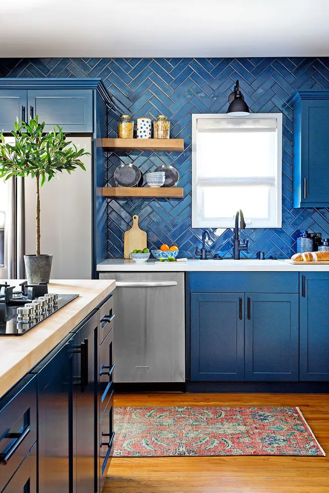 Đối với nhà bếp ở Los Angeles, kiến trúc sư Jenn Feldman Design đã chọn họa tiết chevron với màu gạch hải quân làm không gian mới lạ không ngờ.