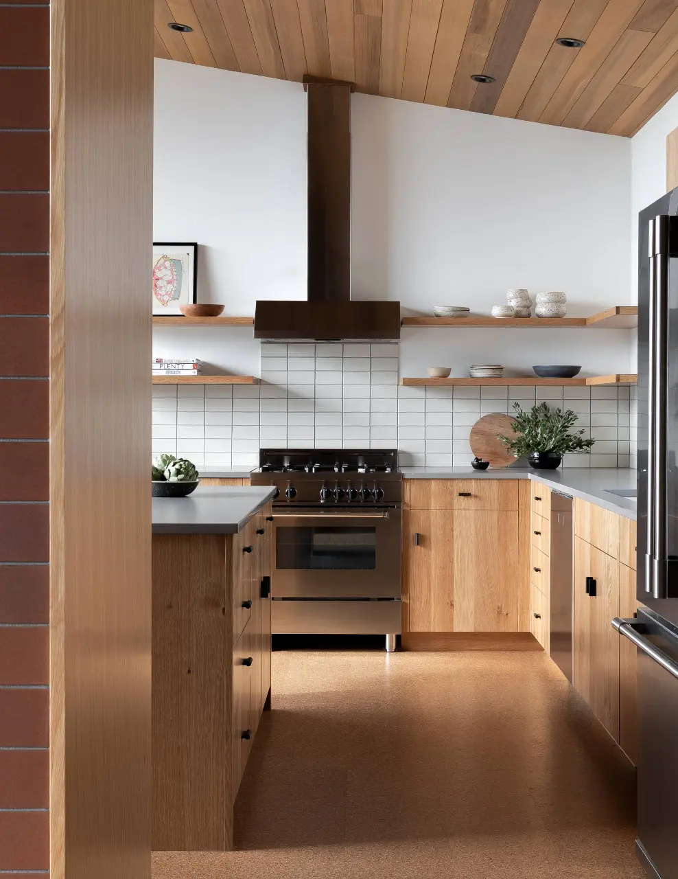 Điểm nhấn của chất liệu gỗ tự nhiên không hề mang đến vẻ thô sơ mà trái lại vô cùng hiện đại, tinh tế