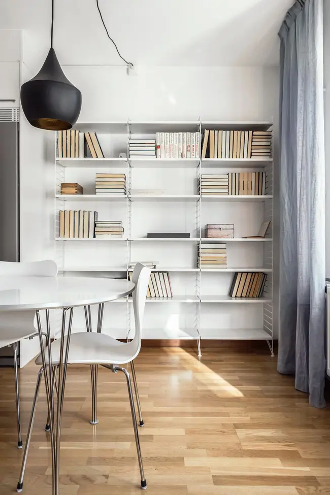 Các cuốn sách được xếp chồng lên nhau trong các bố cục xen kẽ, một chồng đặt theo chiều ngang và các cọc khác theo chiều dọc
