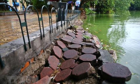 Hà Nội kè Hồ Hoàn Kiếm bằng khối bê tông 2 tấn
