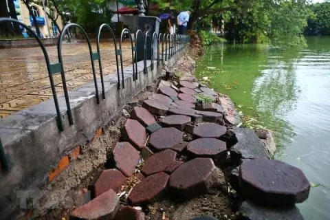 Hà Nội kè Hồ Hoàn Kiếm bằng khối bê tông 2 tấn