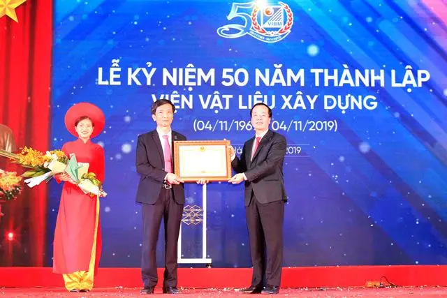 Thừa ủy quyền của Thủ tướng Chính phủ, Bộ trưởng Phạm Hồng Hà trao Bằng khen của Thủ tướng Chính phủ cho Phó Viện trưởng Nguyễn Văn Huynh