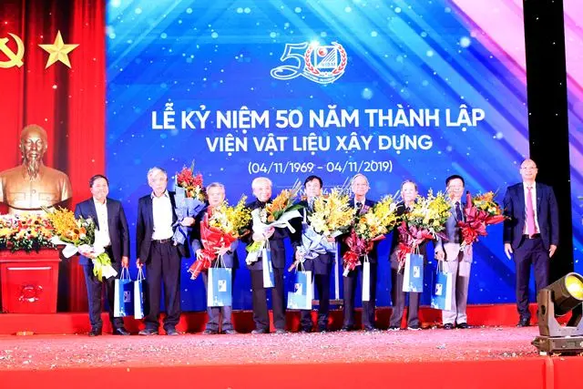 Nhân kỷ niệm 50 năm Ngày thành lập Viện, Viện trưởng Lê Trung Thành tặng quà tri ân các lãnh đạo, cán bộ viên chức Viện qua các thời kỳ