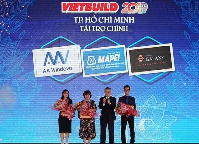 Thứ trưởng Bùi Phạm Khánh trao hoa và chúc mừng các nhà tài trợ chính