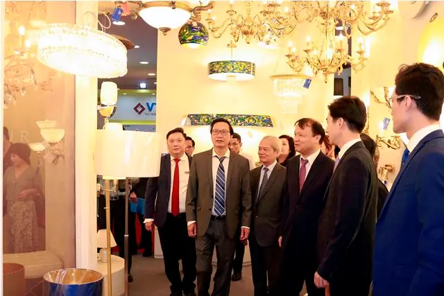 Các đại biểu thăm quan các gian hàng Triển lãm