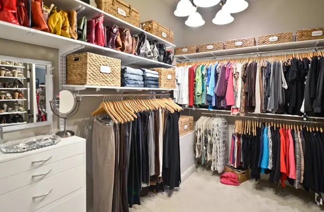 Trần nhà cao sẽ tạo điều kiện cho bạn lưu trữ quần áo được nhiều hơn. Trong trường hợp tủ quần áo, kệ cao có thể chứa các vật phẩm theo mùa hoặc bất kỳ vật dụng nào mà bạn chỉ sử dụng hiếm khi như giày trượt, dụng cụ thể thao, giày mùa đông trong mùa hè…