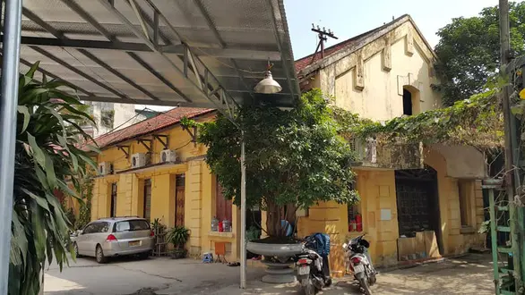 Công trình trạm phát thanh 1 tầng cũng có nguy cơ bị đập bỏ bởi phạm vào vỉa hè khoảng 3m - Ảnh: TRƯƠNG NGỌC LÂN