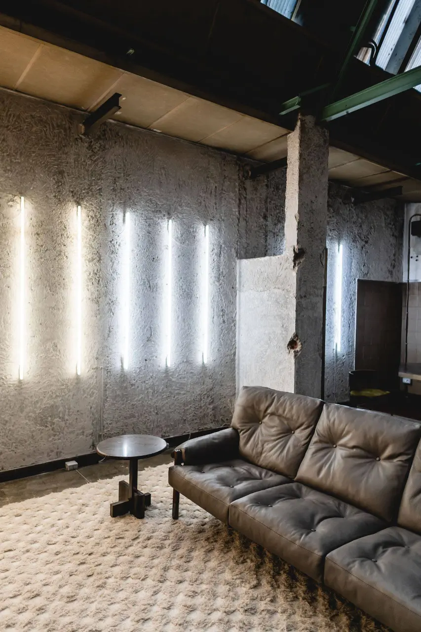 Đèn neon đóng vai trò vừa là nguồn sáng vừa trang trí