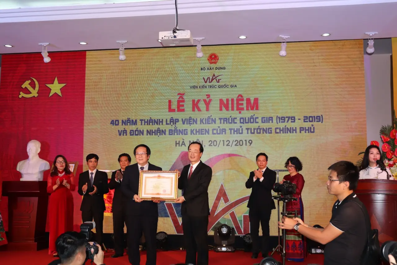 Thừa ủy quyền của Thủ tướng Chính phủ, Bộ trưởng Phạm Hồng Hà trao Bằng khen của Thủ tướng Chính phủ cho Viện Kiến trúc Quốc gia và cá nhân Viện trưởng Đỗ Thanh Tùng