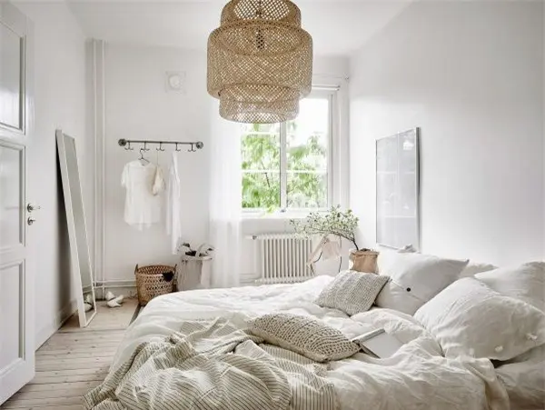 Đèn làm bằng mây tự nhiên phù hợp với phòng ngủ Scandinavian