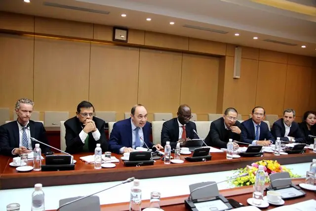 Ông Benoit Bosquets - Giám đốc phát triển bền vững vùng Đông Á - Thái Bình Dương của Ngân hàng Thế giới và đoàn công tác dự buổi làm việc với Bộ trưởng Bộ Xây dựng Phạm Hồng Hà