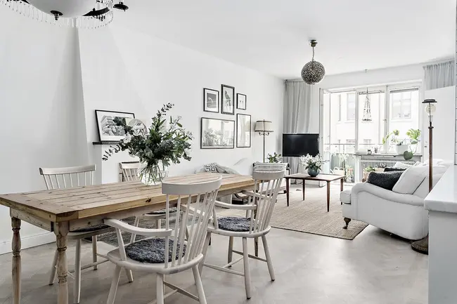 Sắc màu chủ đạo của căn hộ 68m2 này là sắc trắng bàng bạc bắt mắt