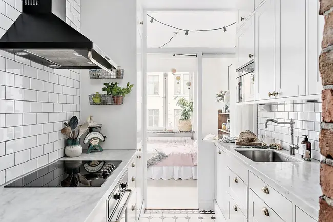 Khu vực nhà bếp với bếp nấu và khu vực bồn rửa phân chia ngăn nắp, giúp tận dụng tối đa không gian