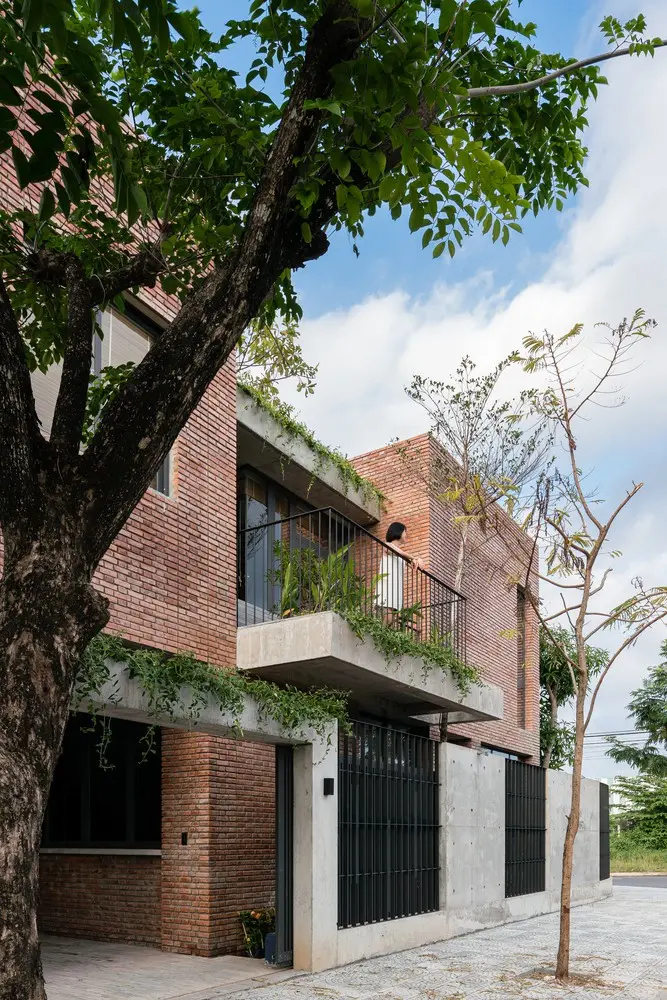 Phương án thiết kế Chivihouse hướng tới sự tinh giản tối đa về cấu trúc không gian, hình khối và sử dụng vật liệu như ý thức ngô nghê của một đứa trẻ