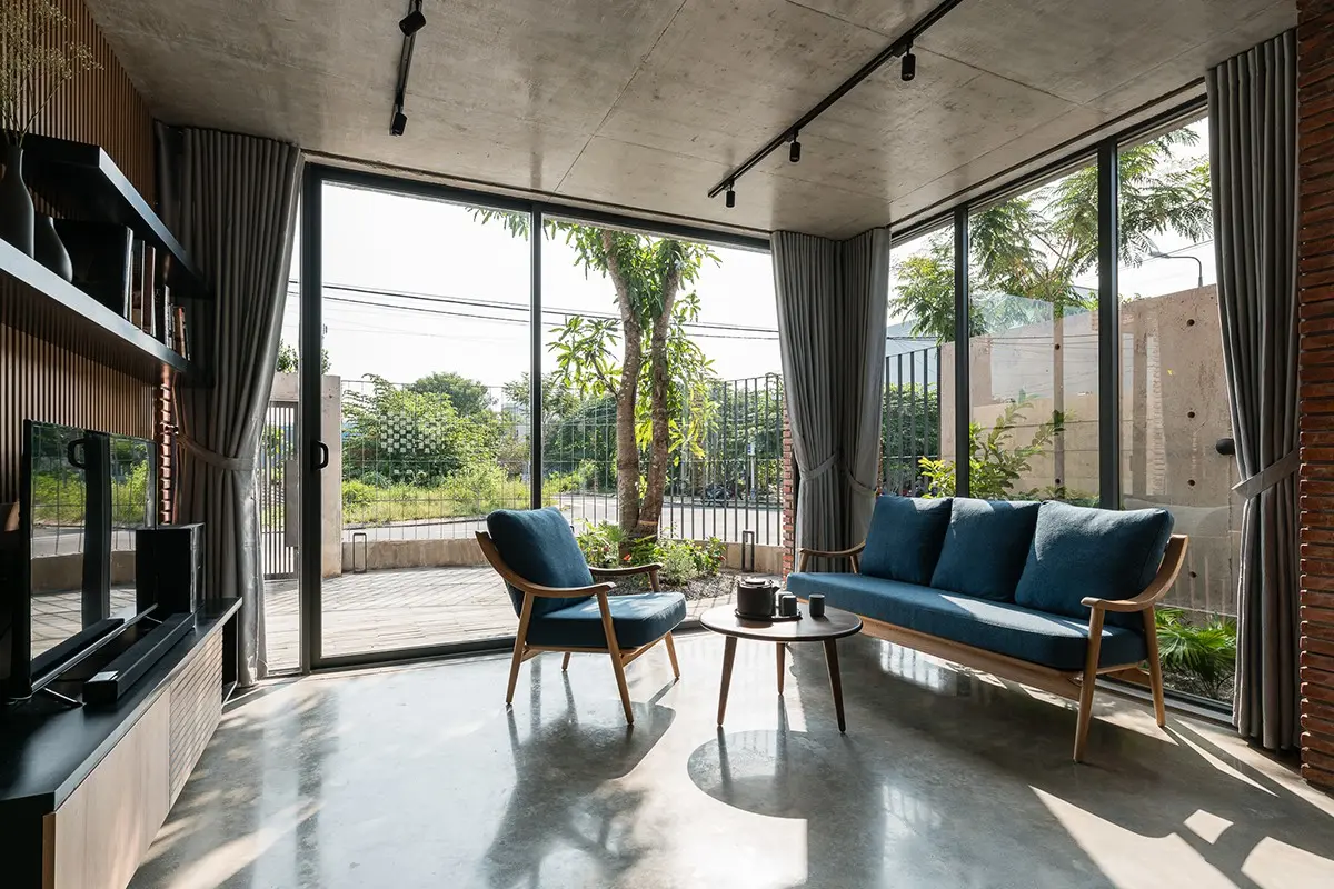 Bức tường kính cao sát trần giúp lấy ánh sáng tối đa