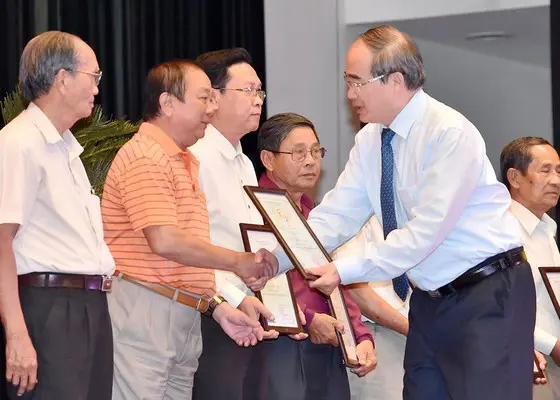 Bí thư Thành ủy TPHCM Nguyễn Thiện Nhân biểu dương  các tập thể tiêu biểu tại hội nghị.