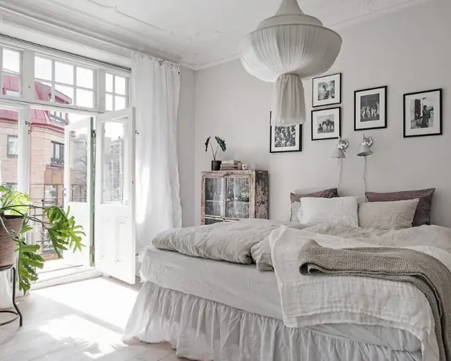 Một cách tuyệt vời để làm đẹp phòng ngủ của bạn là mua những món đồ nội thất hoặc phụ kiện cổ điển. Những đồ vật được chế tác đẹp mắt này không chỉ bắt mắt mà thường rẻ hơn các sản phẩm hiện đại.
