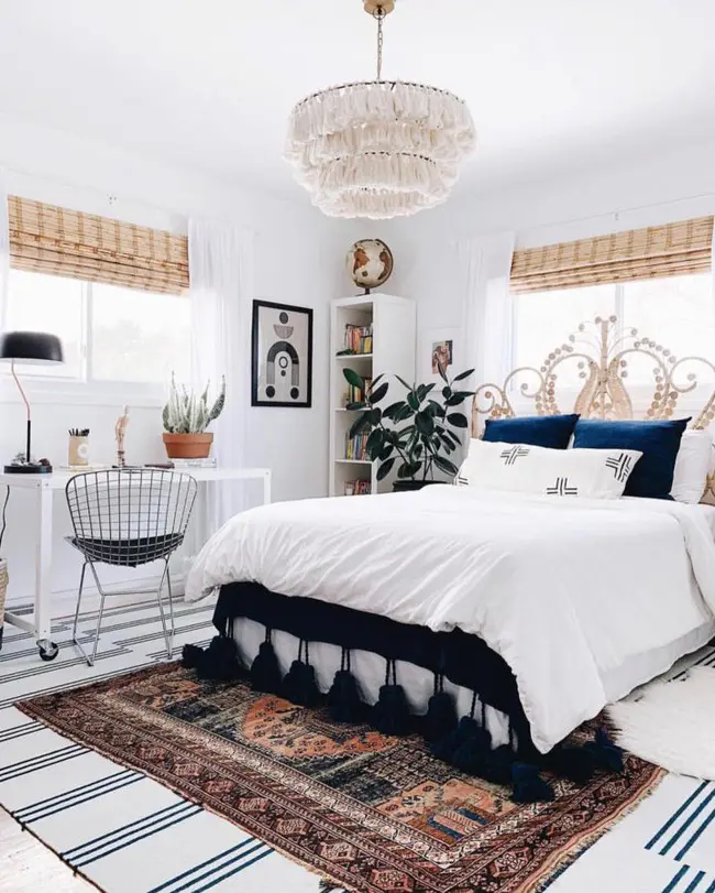 Một trong những cách trang trí sàn hấp dẫn và ấm cúng nhất là trải một tấm thảm mềm đẹp. Cảm giác chìm đôi chân của bạn vào một cái gì đó ấm áp và bí ẩn là điều tuyệt vời nhất từng có. Đặc biệt là khi đôi chân của bạn cảm thấy thực sự mệt mỏi.