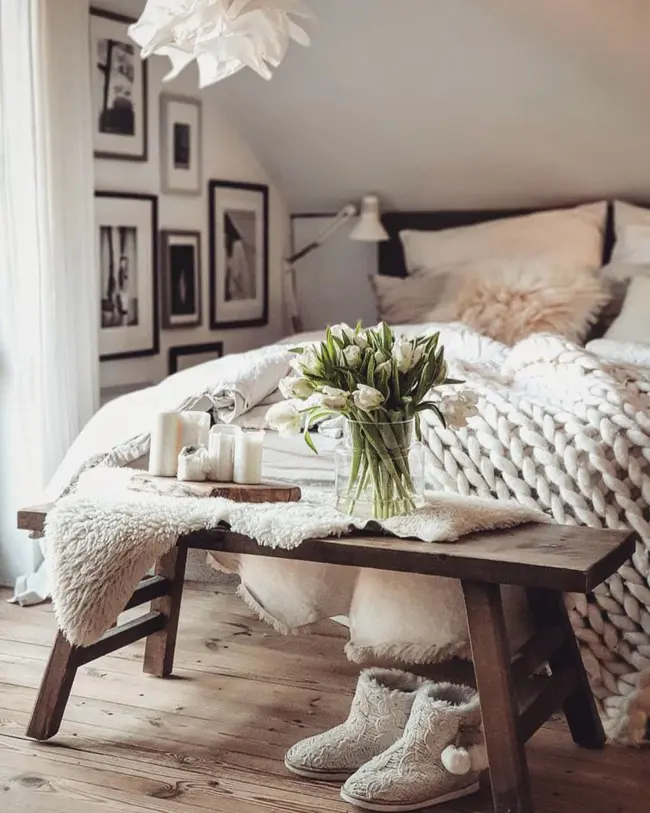 Nghệ thuật là một cách tuyệt vời để thêm một số màu sắc cho phòng ngủ của bạn. Thay vì chỉ để các bức tường đơn giản, hãy xem xét treo một số bức tranh hoặc hình ảnh.