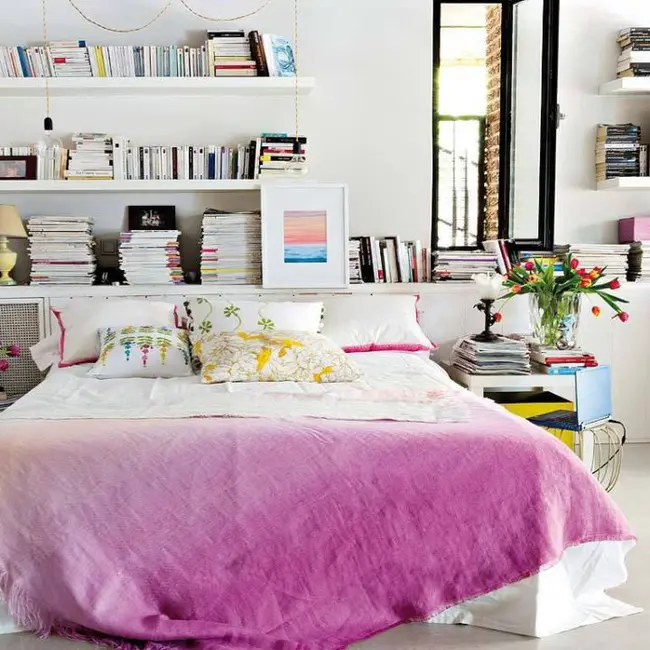 Nếu bạn có quá nhiều đồ vật nằm rải rác trong toàn bộ phòng ngủ, hãy cân nhắc mua một đơn vị kệ từ sàn đến trần được trang bị, nơi bạn có thể đặt tất cả sách và các vật dụng cá nhân khác. Nó tận dụng tối đa không gian có sẵn và bạn có thể hiển thị đồ đạc của mình mà không bị chúng cản trở.