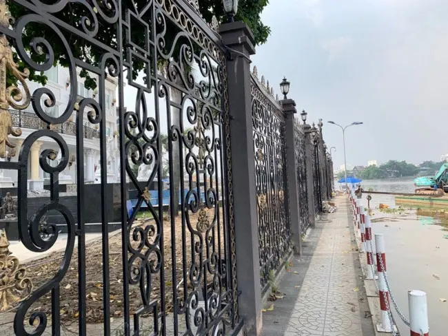 Cổng sau của một biệt thự trên đường Nguyễn Văn Hưởng, quận 2 cách mép sông Sài Gòn chưa đến 50 cm, vi phạm hành lang bảo vệ sông