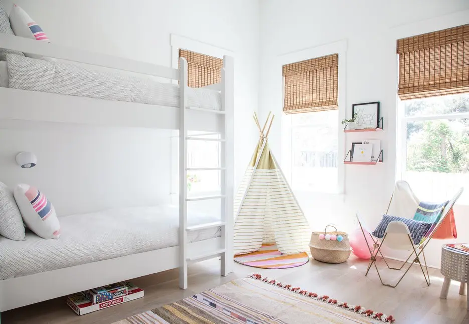 Bạn hãy ưu tiên những góc có được nhiều ánh sáng tự nhiên nhất làm góc học tập của bé