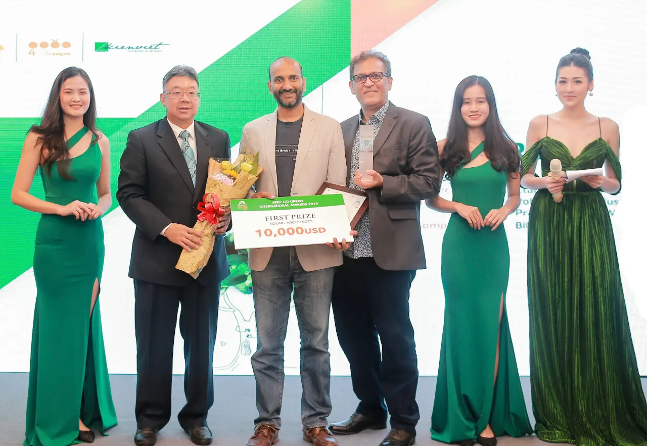 Trưởng ban giám khảo TS.Nimal Kishnani và đại diện NTT trao phần thưởng -giải nhất hạng mục KTS