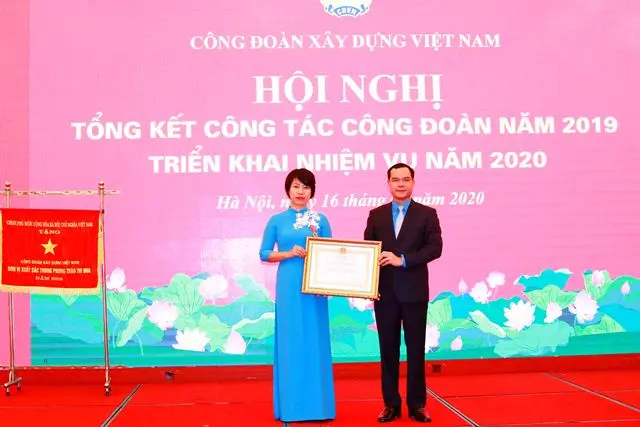 Thừa ủy quyền của Chủ tịch nước, Chủ tịch Tổng Liên đoàn Lao động Việt Nam Nguyễn Đình Khang  trao Huân chương Lao động hạng Nhì của Chủ tịch nước cho Chủ tịch CĐXDVN Nguyễn Thị Thủy Lệ