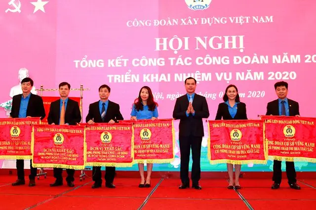 Nhiều đơn vị công đoàn thuộc CĐXD Việt Nam đón nhận Cờ Thi đua của Tổng Liên đoàn Lao động Việt Nam